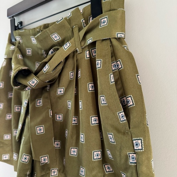 EUC ANN TAYLOR FACTORY OLIVE GREEN PRINT BELTED SHORTS SIZE 2 - Picture 1 of 9